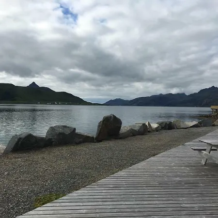 Johans Waterfront Cabin Feriehus