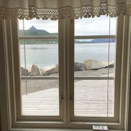 Feriehus Johans Waterfront Cabin Hag